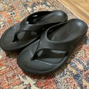 OOFOS OOriginal recovery sandals in black.